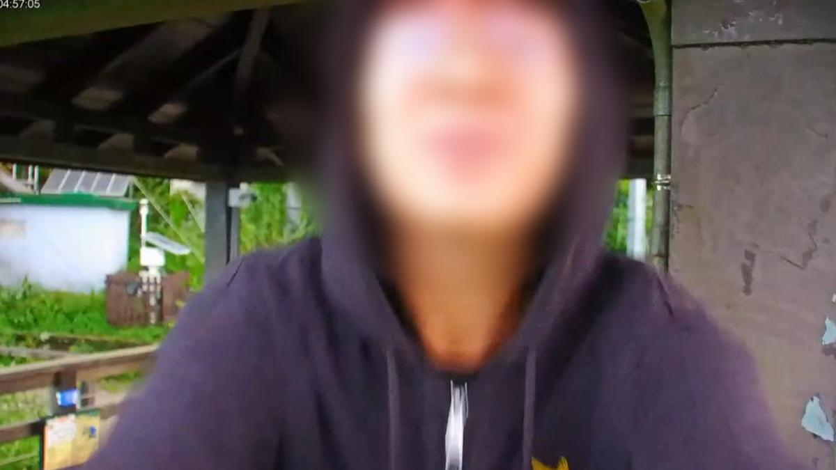 嘉義阿里山二延平步道的即時影像鏡頭再度遭到遊客惡搞，男子將鏡頭轉向自己對著鏡頭吐舌扮鬼臉。（圖／翻攝Youtube）
