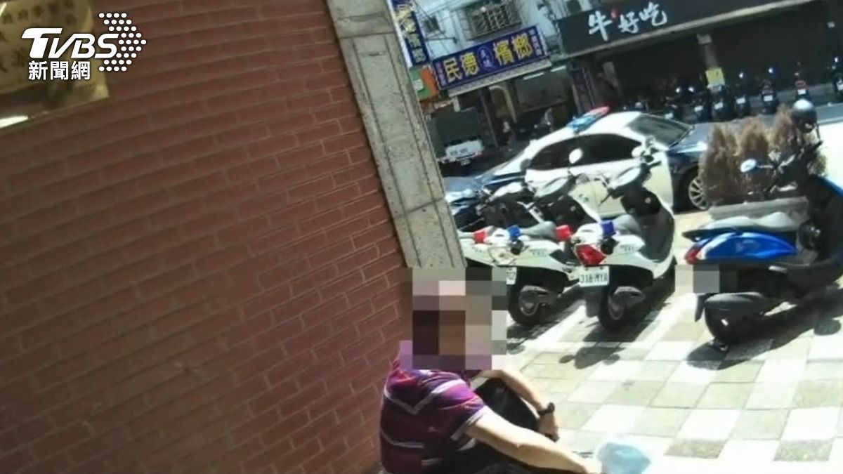 機車騎士遭開單扣車後，坐在派出所前樓梯大罵。（圖／TVBS）