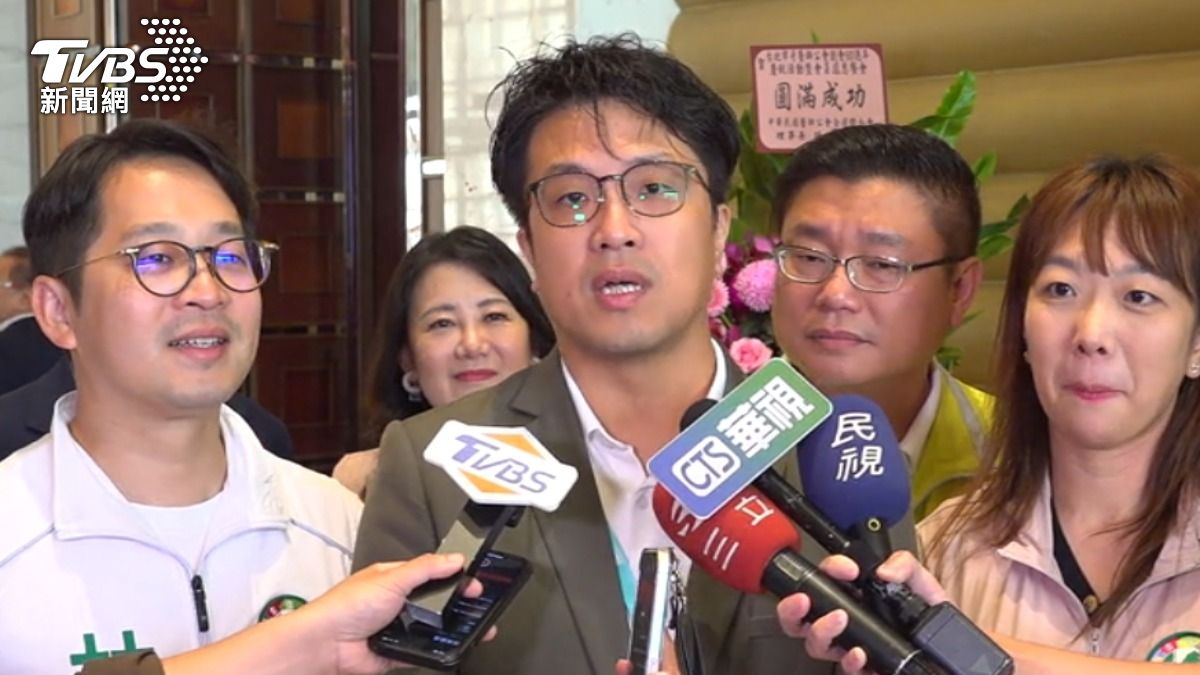 民進黨台北市長參選人沈伯洋積極走訪基層，公開向蔣萬安下達市政辯論戰帖。（圖／TVBS）