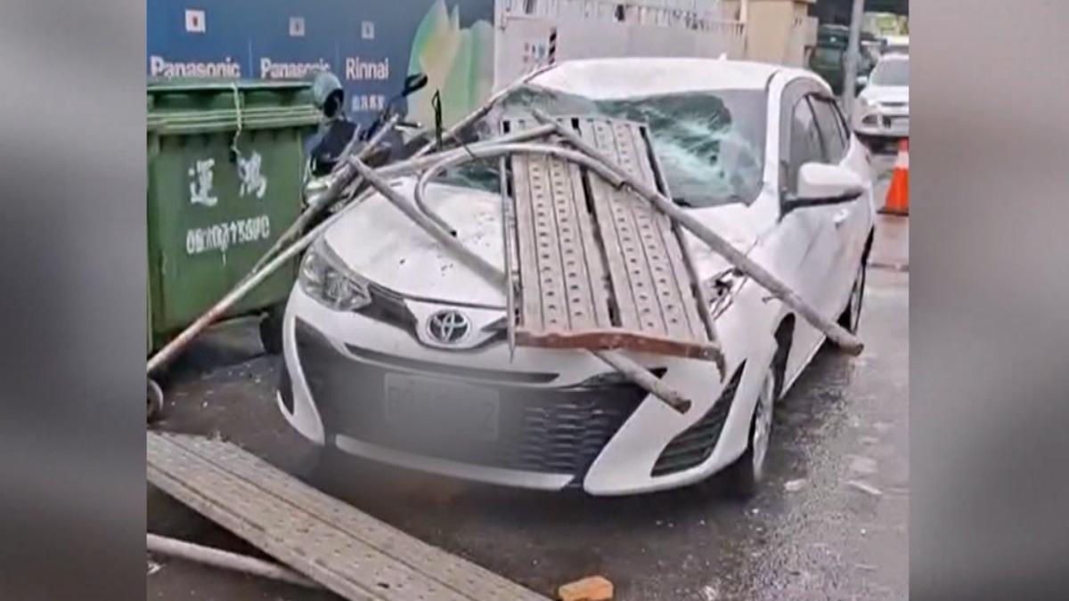 被鷹架砸中轎車擋風玻璃碎裂、板金嚴重凹陷變形,車頂被壓扁,修車費用高達20萬元。(圖/當事人提供)