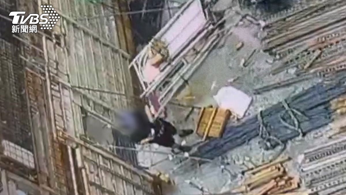 高雄市工務局獲報稽查後,認定工地缺乏安全措施,已勒令停工並開罰9萬元。(圖/TVBS)