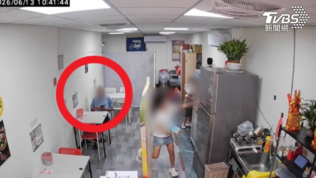 姊妹花機靈察覺客人拿手機姿勢怪，揭發偷拍。（圖／TVBS）