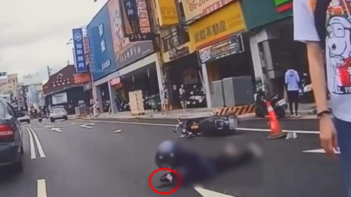 台南東區中華東路三段14日中午發生一起汽機車擦撞事故,一名女騎士倒地後四肢擦挫傷,卻被目擊趴在地板上滑手機。(圖/翻攝Threads_xy.0118_)