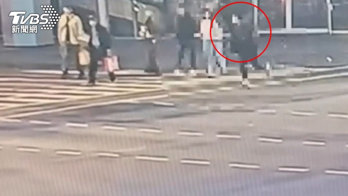 報案稱遭10多人追砍,男街頭狂奔攜刀闖西服店,反遭警送辦。(圖/TVBS)