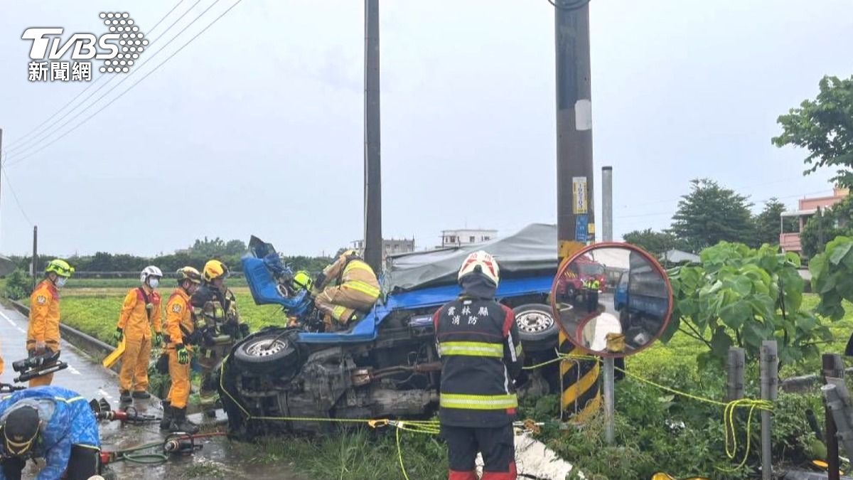 貨車自撞路邊、電桿,駕駛困車內身亡。(圖/TVBS)