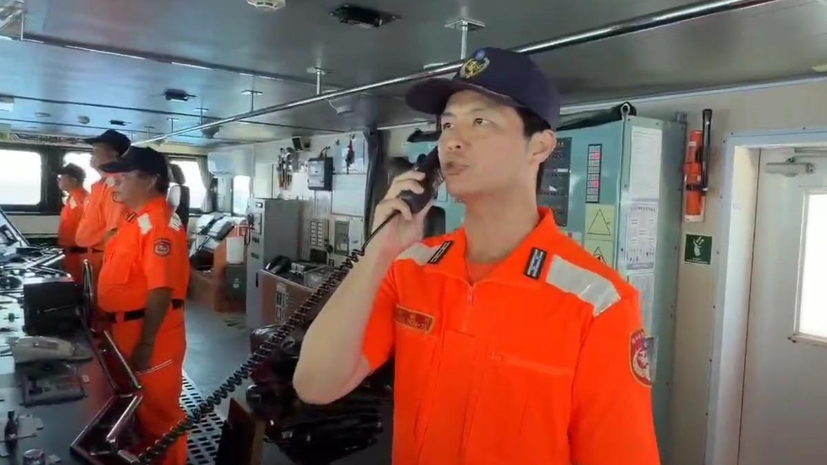 中共海警船出沒綠島東方海域挑釁,我方海巡署巡護九號強勢廣播驅離。(圖/海巡署)