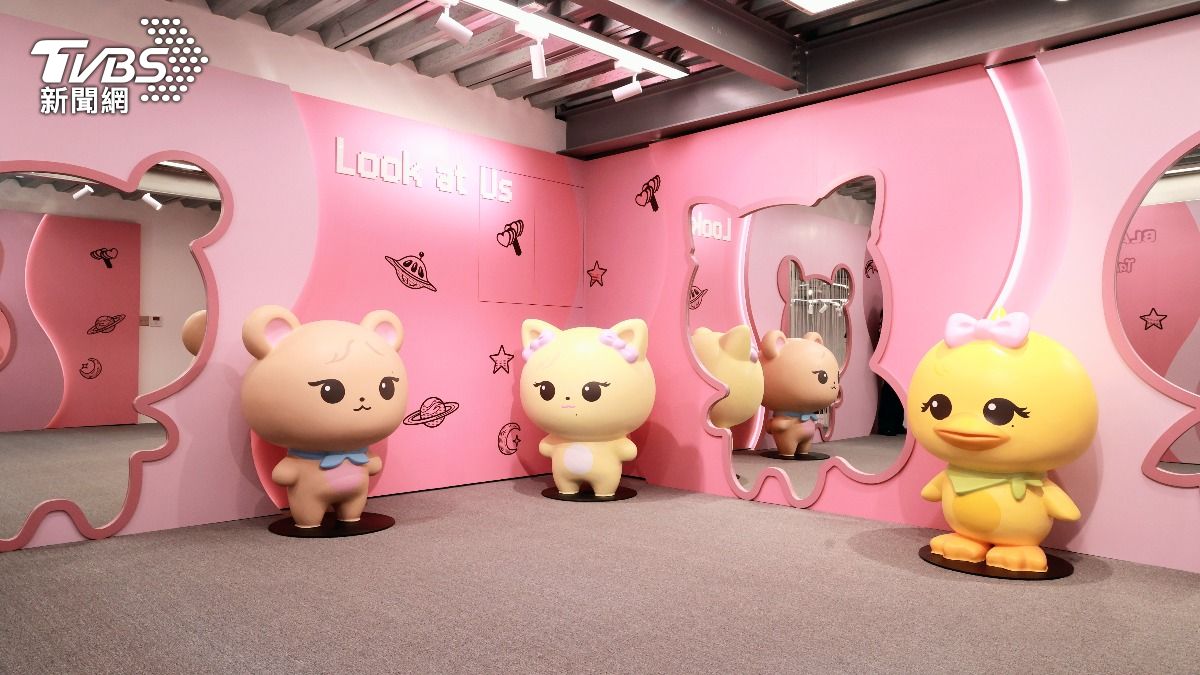展區內代表成員的角色「魔鏡自拍打卡區」。（圖／趙世平攝）