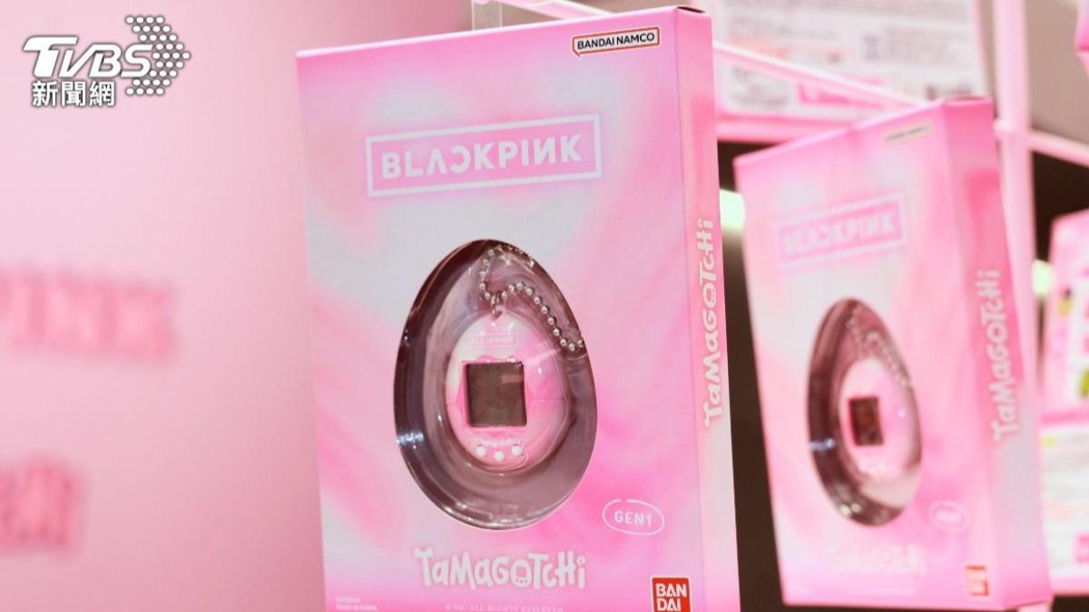 BLACKPINK與Tamagotchi聯名電子雞玩具。(圖/趙世平攝)