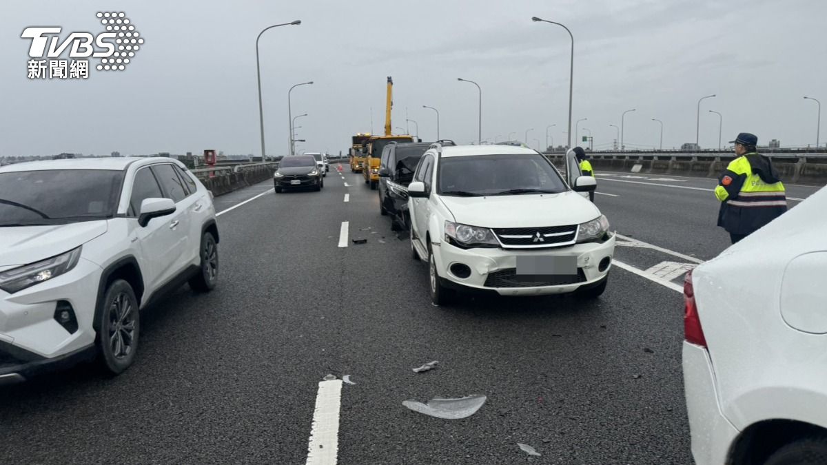 五楊高架6車事故，駕駛疑恍神自撞，釀後方5車閃避不及追撞。（圖／TVBS）