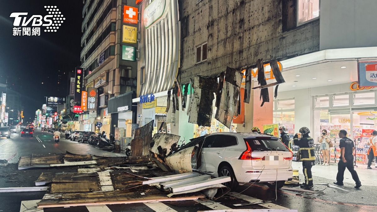 快訊/連日大雨!台中連鎖美妝店招牌腐爛墜落 砸毀8車畫面曝