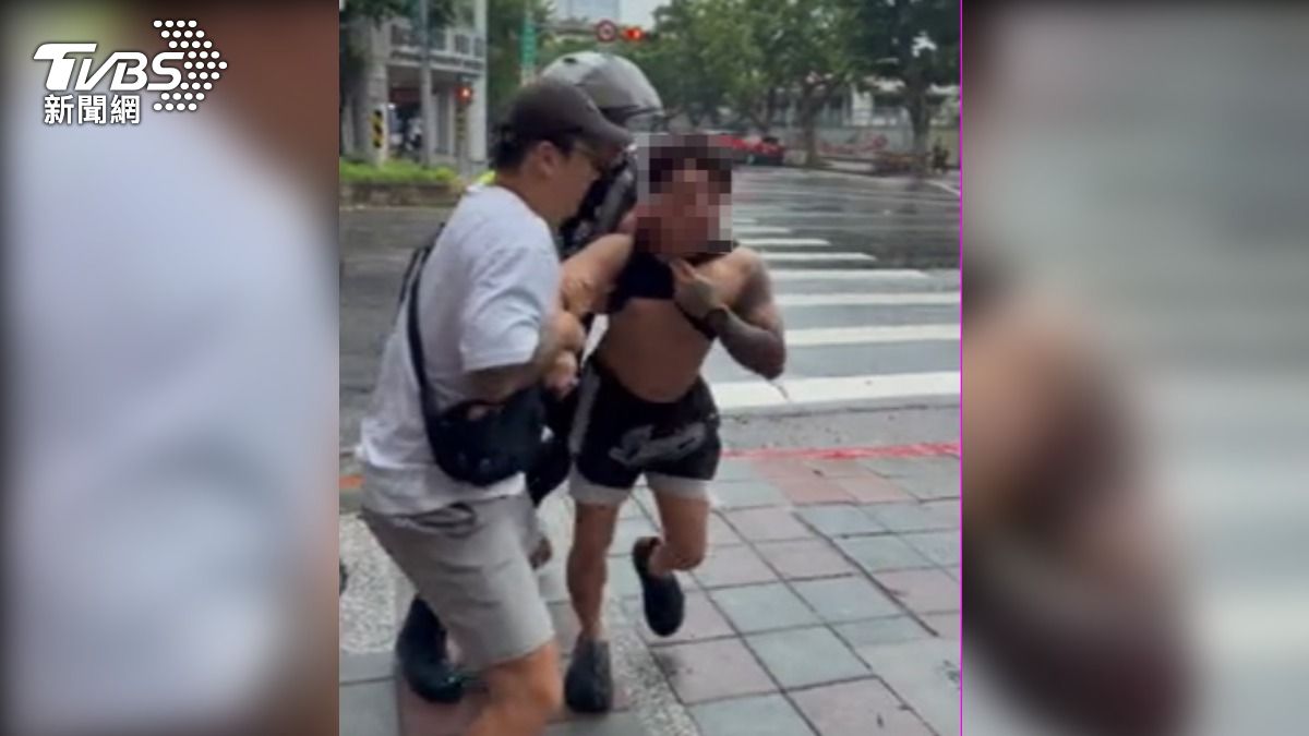通緝犯拒捕反抗釀警受傷，熱心民眾伸援手助警壓制。（圖／TVBS）