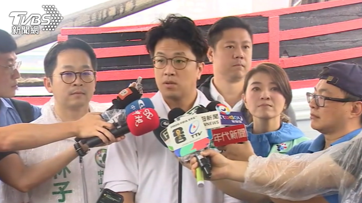 沈伯洋向蔣萬安下戰帖邀約市政辯論，大酸對手總是派政務官代為回應。(圖／TVBS)
