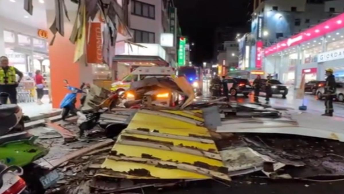 公益路商圈傳出藥妝店大型木質廣告招牌突然崩落。(圖/TVBS)