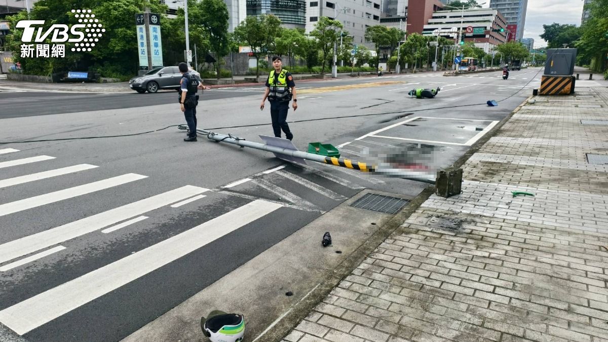 南港車站旁共享機車猛撞 號誌桿倒塌「重壓騎士死亡」