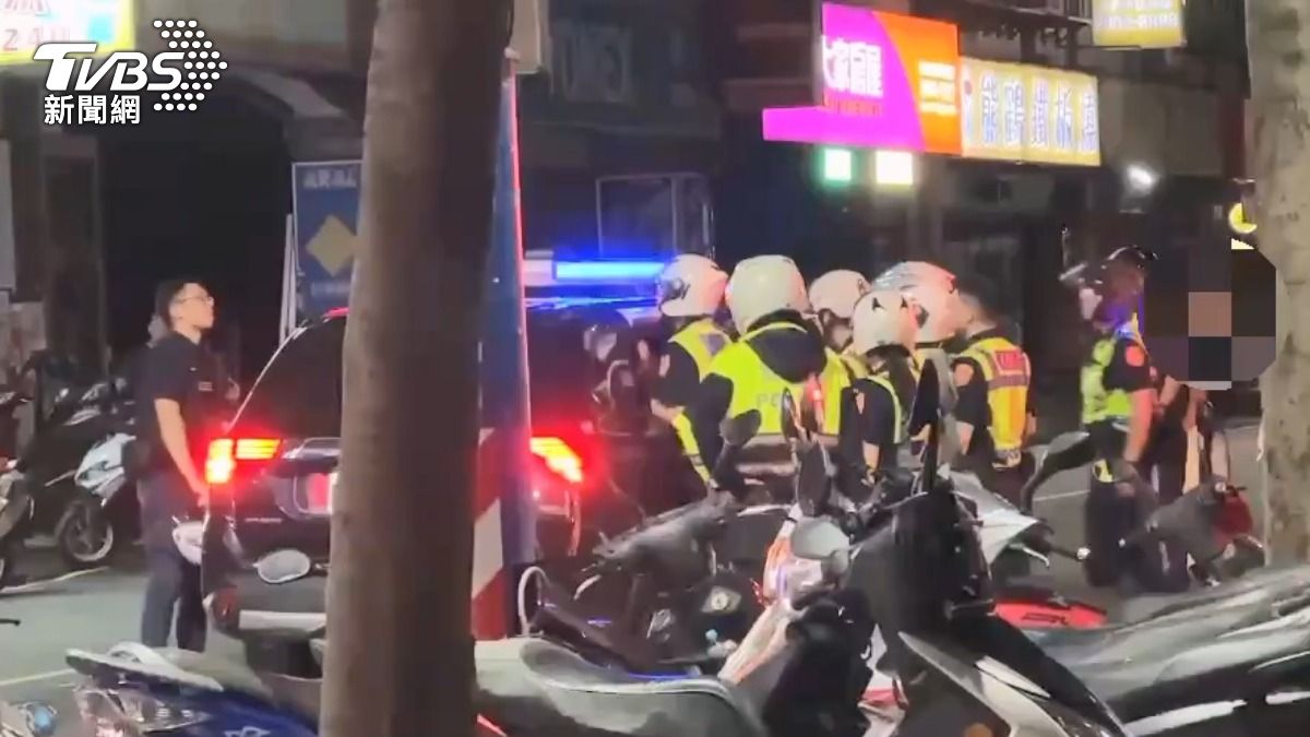 員警大陣仗包圍酒醉男子,將他帶上警車送往派出所。(圖/TVBS)