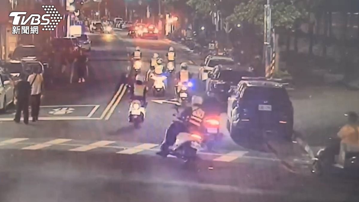 大批員警獲報趕抵。(圖/TVBS)