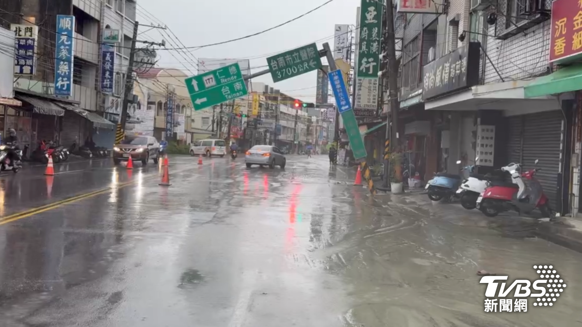台南馬路「噴砂湧水」路基慘遭掏空大塌陷　路標桿搖搖欲墜