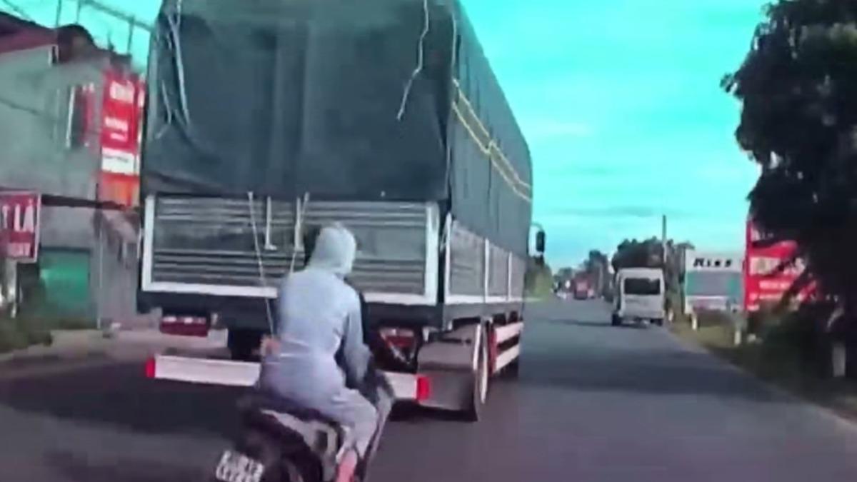 機車騎士想超車大卡車卻失敗導致兩人死亡。(圖／翻攝VNA)