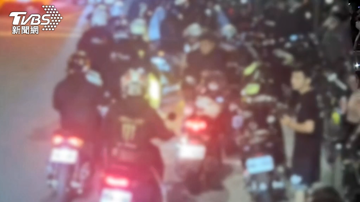 近50輛車深夜聚集陽明山競速。(圖/TVBS)