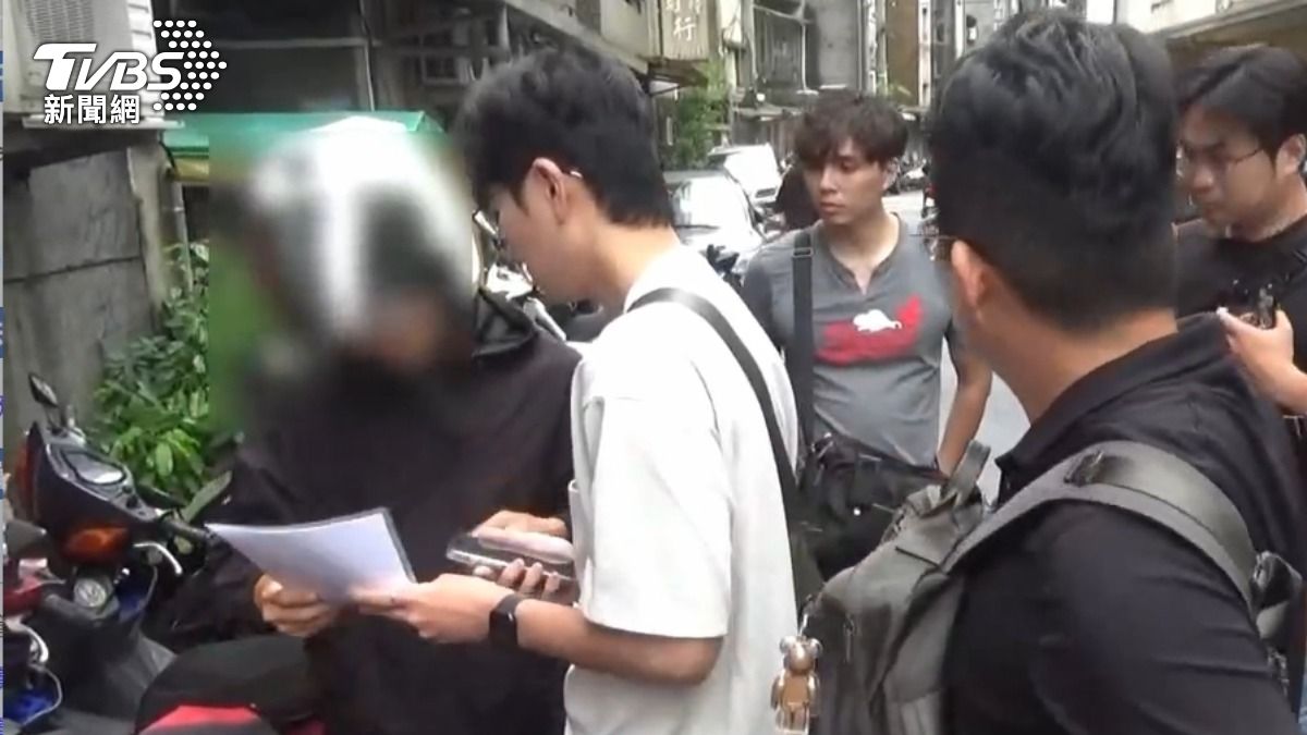 警方拘提林姓主揪(左1)到案。(圖/TVBS)