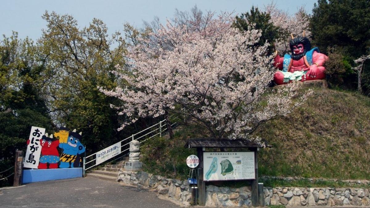 女木島被視為是日本民間故事《桃太郎》中「鬼島」的原型。（圖／翻攝自ツーリズム四国官網）
