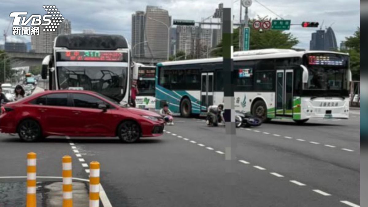 上班時間路口砰一聲!台中公車、機車碰撞 2人送醫