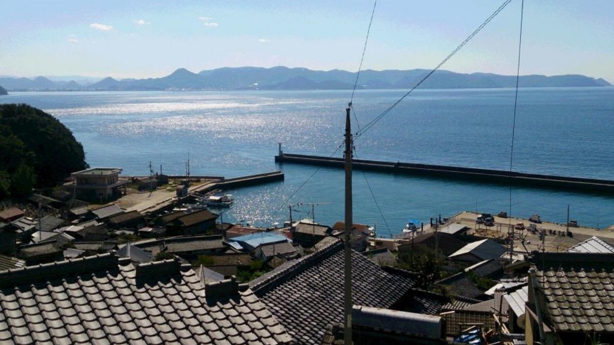 男木島大多是依山而建的階梯式斜坡村落。（圖／翻攝自ツーリズム四国官網）