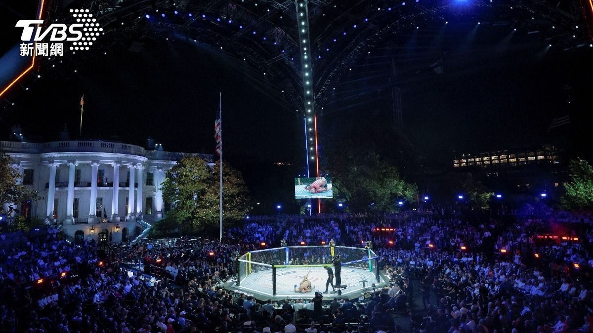 白宮南草坪擠滿數千人觀賞UFC格鬥賽。（圖／達志影像路透社）