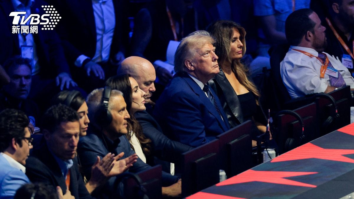 川普與美國第一夫人梅蘭妮亞（Melania Trump）觀賽。（圖／達志影像路透社）