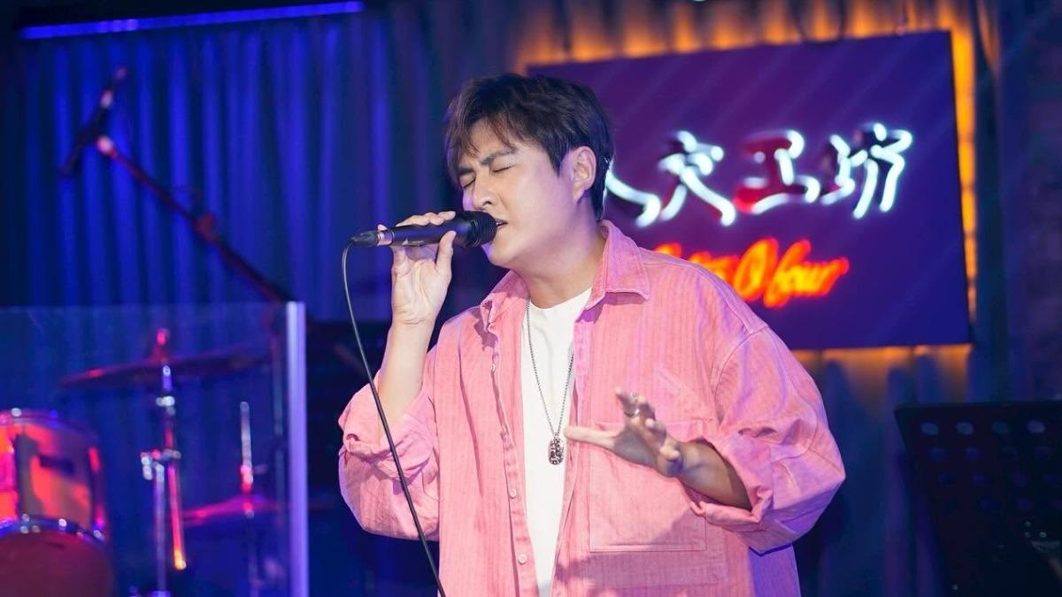 黃靖倫曾參加《超級星光大道》,相當感謝黃大煒的溫暖提攜。(圖/翻攝自黃靖倫臉書)