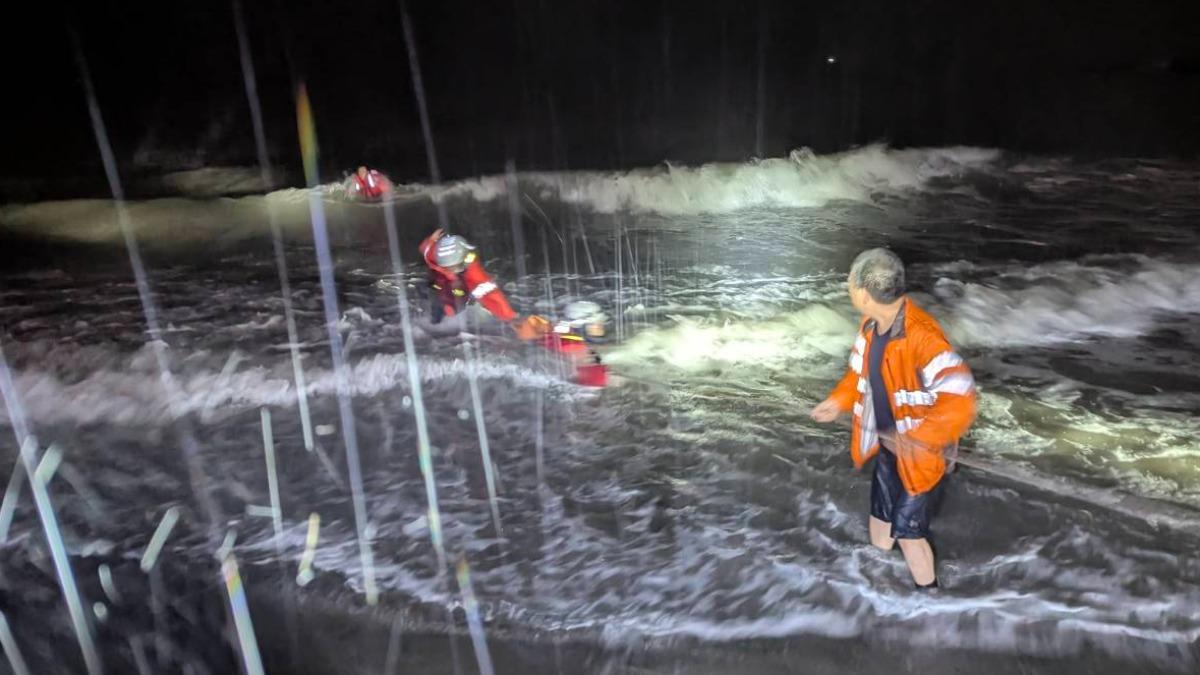 台南黃金海岸傳憾事 2女捲入黑暗海浪1死1傷