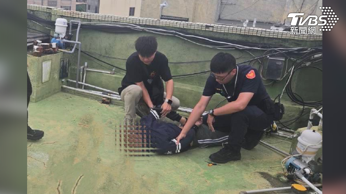 警方調查發現43歲陸姓男子不僅無照駕駛、毒品駕車，更是一名竊盜通緝犯。（圖／TVBS）