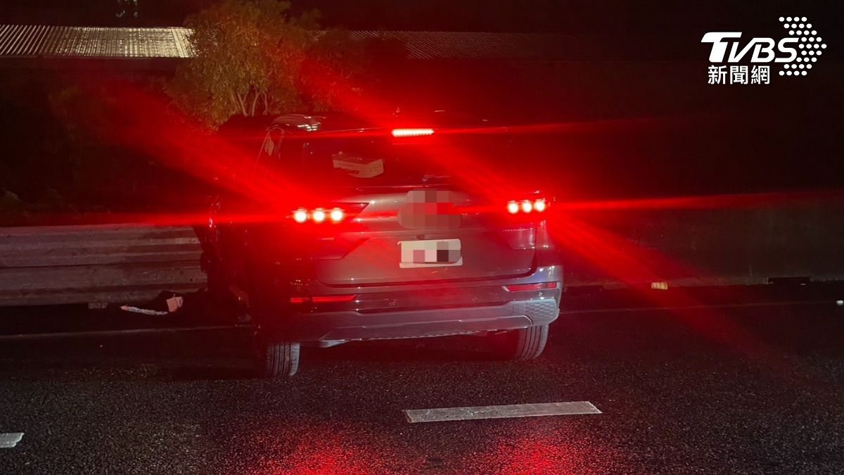 其中一輛車，撞上國道護欄，畫面相當驚險。（圖／TVBS）