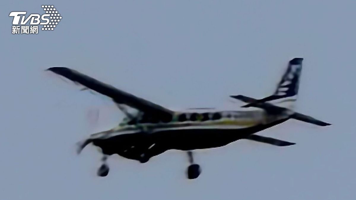 宜蘭地區驚見一架低空盤旋的飛機。(圖/TVBS)