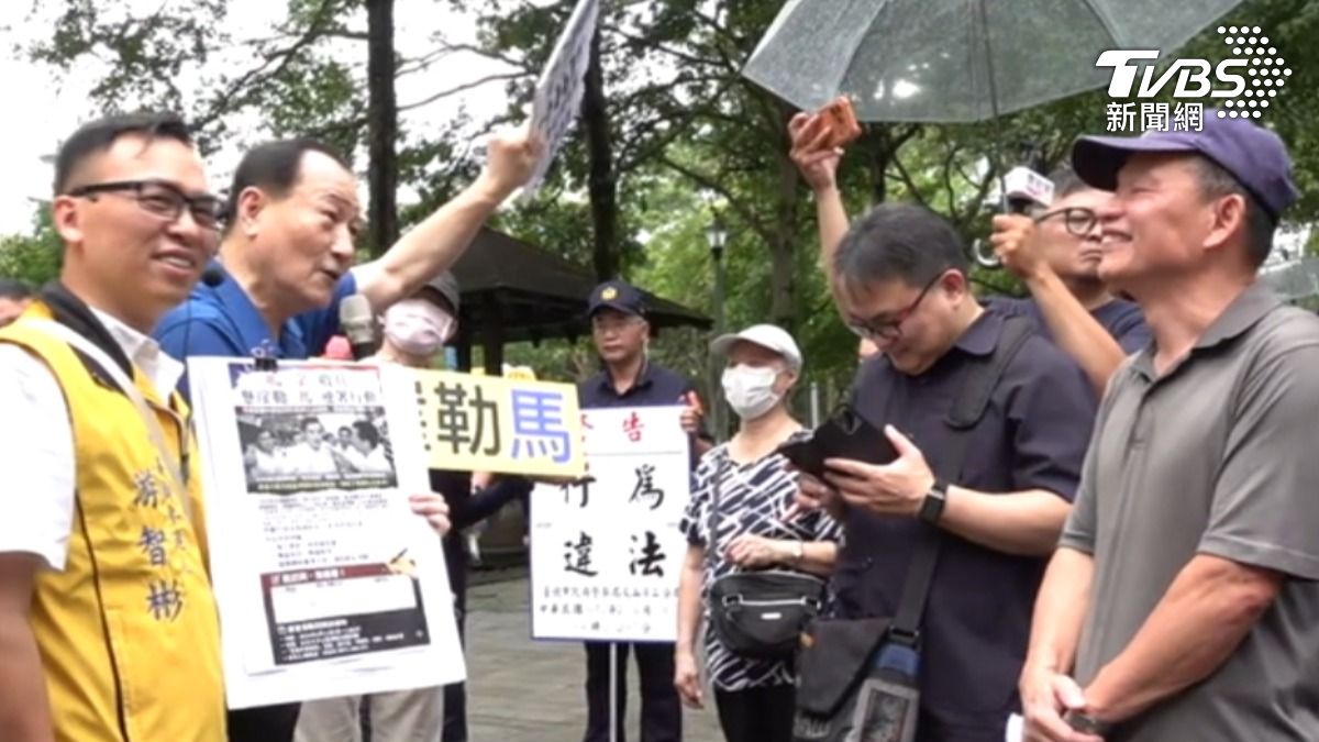 前新北市議員金介壽率眾前往馬英九住家附近抗議，要求警方代為傳話。（圖／TVBS）