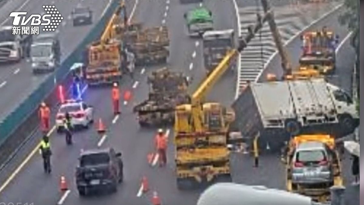 國道3號苗栗路段3貨車連環撞 失控翻覆1人受傷送醫