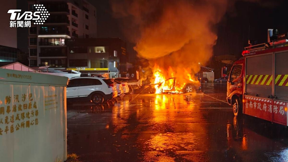 賓士車不明原因起火燃燒。(圖/民眾提供)
