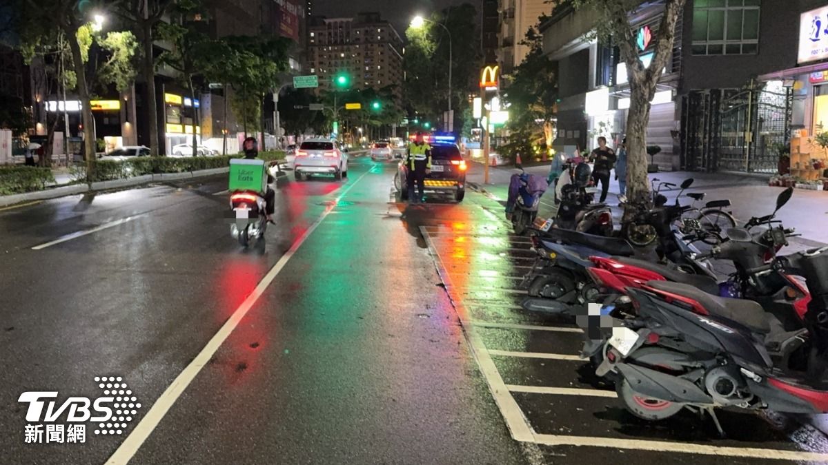 現場多車毀損,警方展開交通疏導。(圖/TVBS)