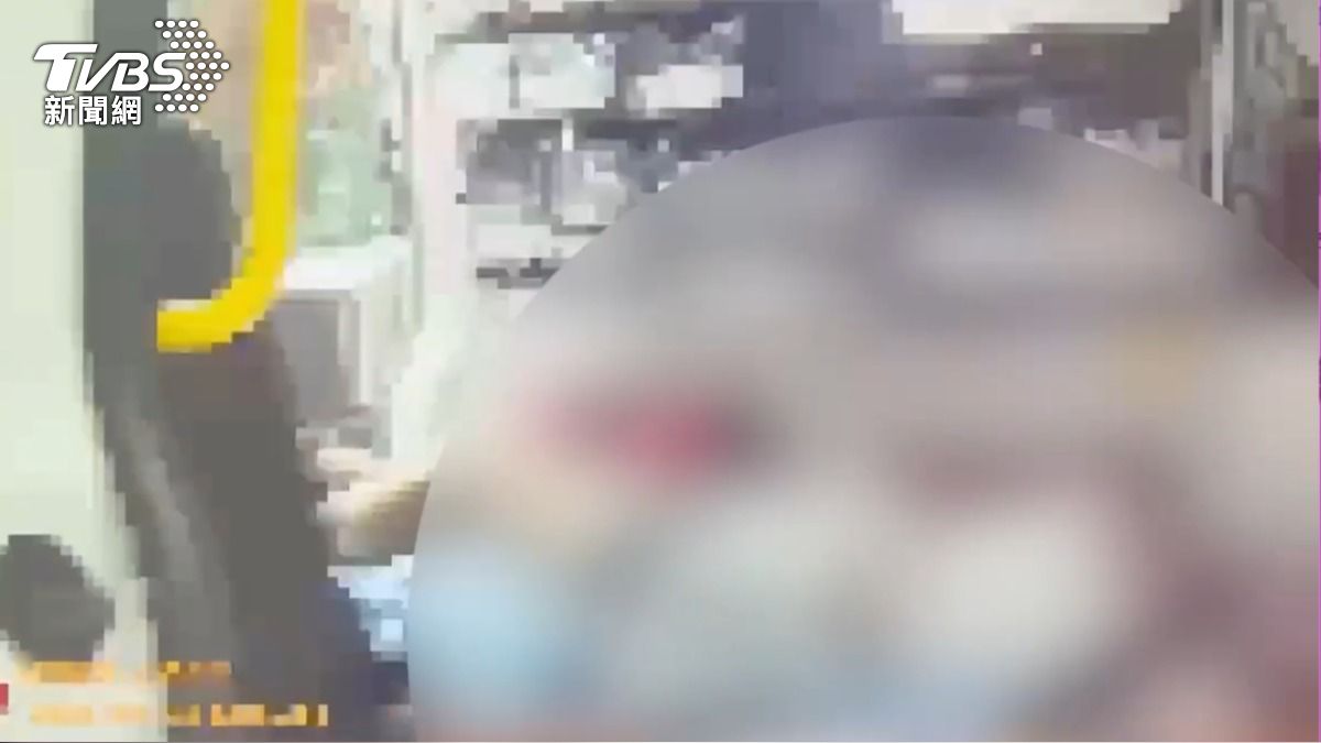 救護人員將女子送往醫院治療。(圖/TVBS)