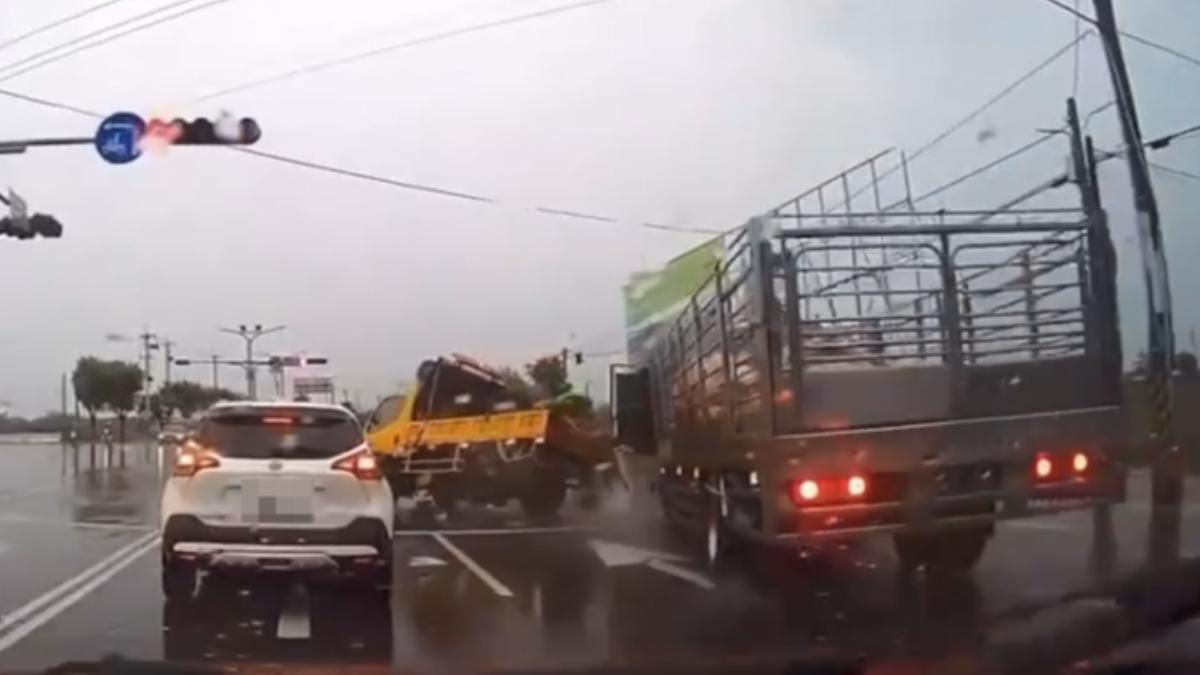 台南六甲一輛運豬車疑似因天雨路滑、視線不佳,煞車不及撞上停等紅燈的汽機車。(圖/民眾提供)
