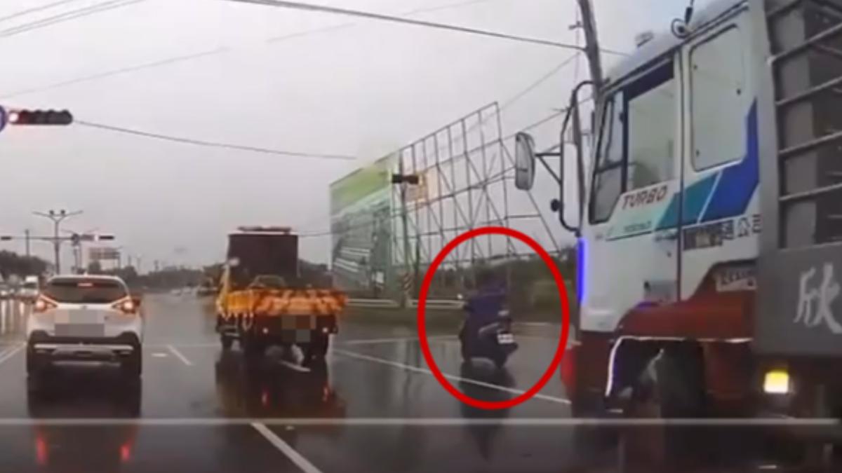 陳姓機車騎士停等紅燈時,卻無端遭運豬車從後方猛烈撞擊,不幸命喪輪下。(圖/民眾提供)