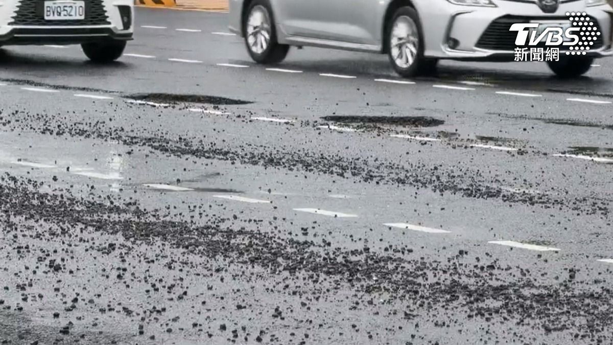 高雄小港沿海三路新鋪設的柏油路，連日大雨加上大車重壓，出現多處坑洞。（圖／TVBS）