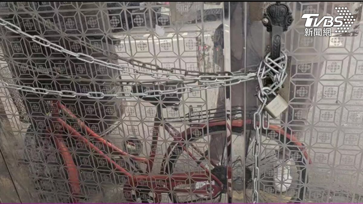 搬走的住戶怕賊闖入，在門口鎖上鐵鍊。（圖／TVBS）