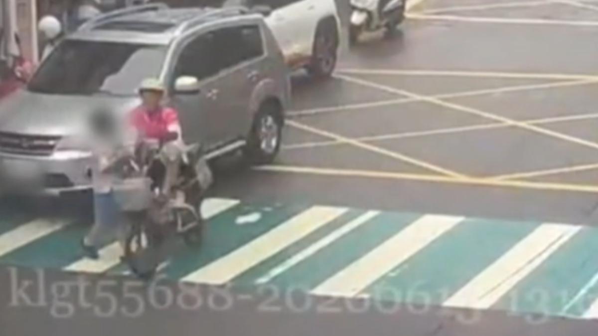 男童過馬路時,遭到直行電動自行車撞飛。(圖/TVBS)