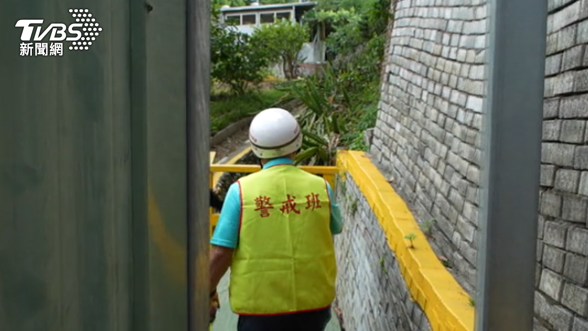 巡視潛勢溪流,平時整備關鍵。(圖/TVBS)