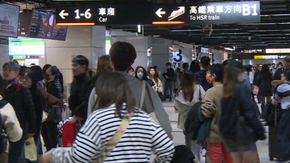 如果搭高鐵又怕擠不上自由座,只要打開手機裡的APP,就能掌握排隊狀況。(圖/TVBS)
