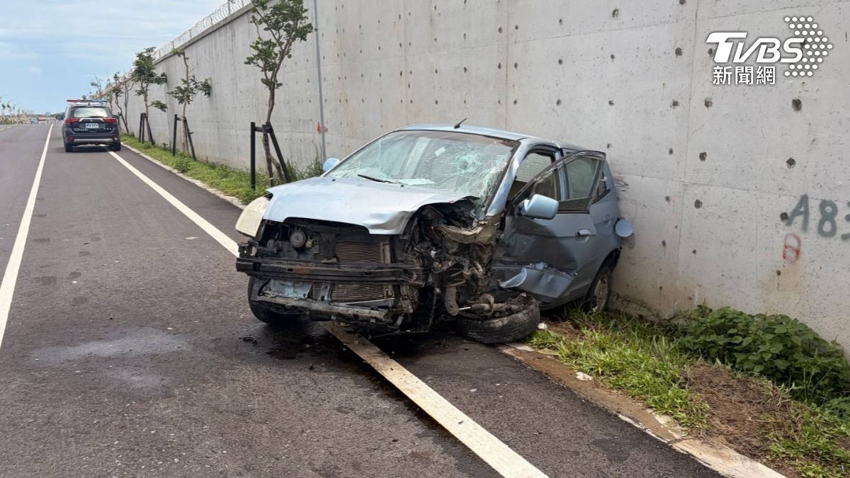 駕駛吸毒上路，車頭保險桿撞壞，整輛車面目全非。（圖／TVBS）