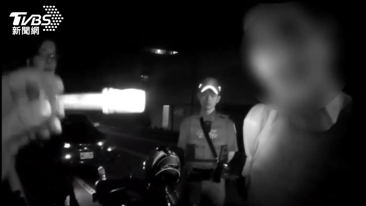 男子裝病想逃過快篩，但被員警看破手法。（圖／TVBS）