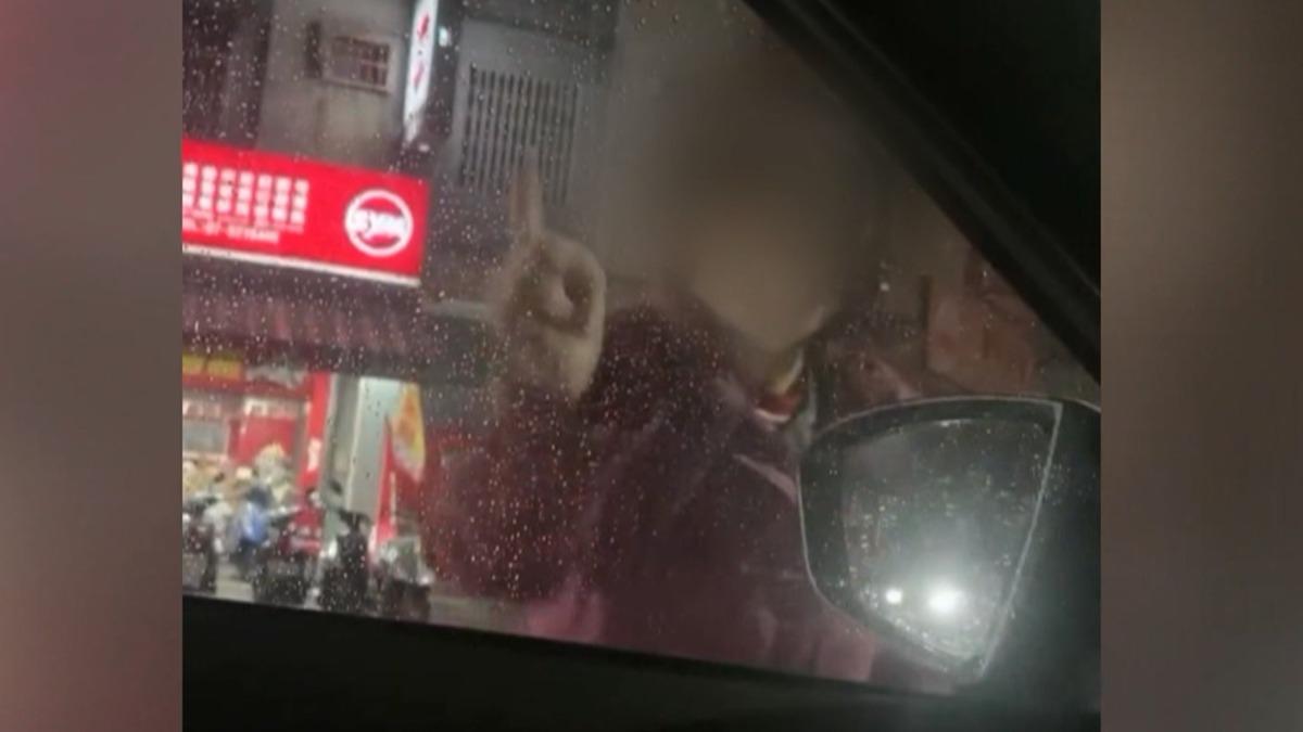 高雄鼓山一輛汽車臨停路邊,遭一名婦人狂拍車窗、口出惡言,甚至脫下安全帽猛砸車門板金。(圖/翻攝Threads_ _kuwu06_)
