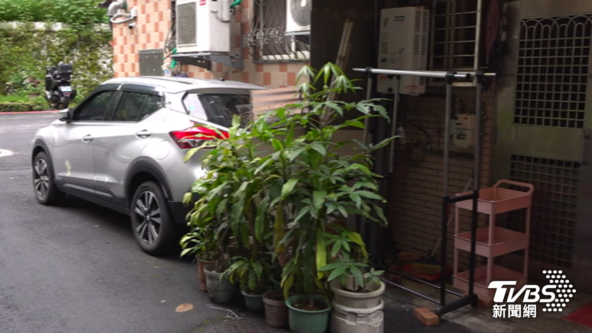 女控訴鄰居霸佔共有地停車。（圖／TVBS）